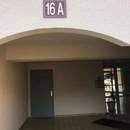 Joli Avec Jardinet Apartman *