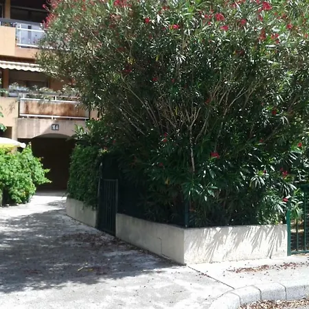 Joli Avec Jardinet Apartman